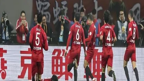 贝利球王初拥拥趸！百岁塞莱斯特获封“巴西年度母亲”殊荣